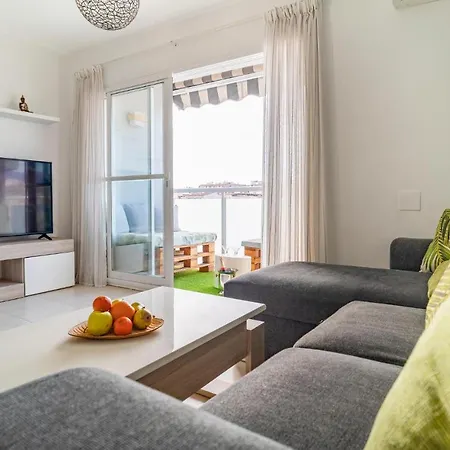 Stunning In With Kitchenette Apartment *